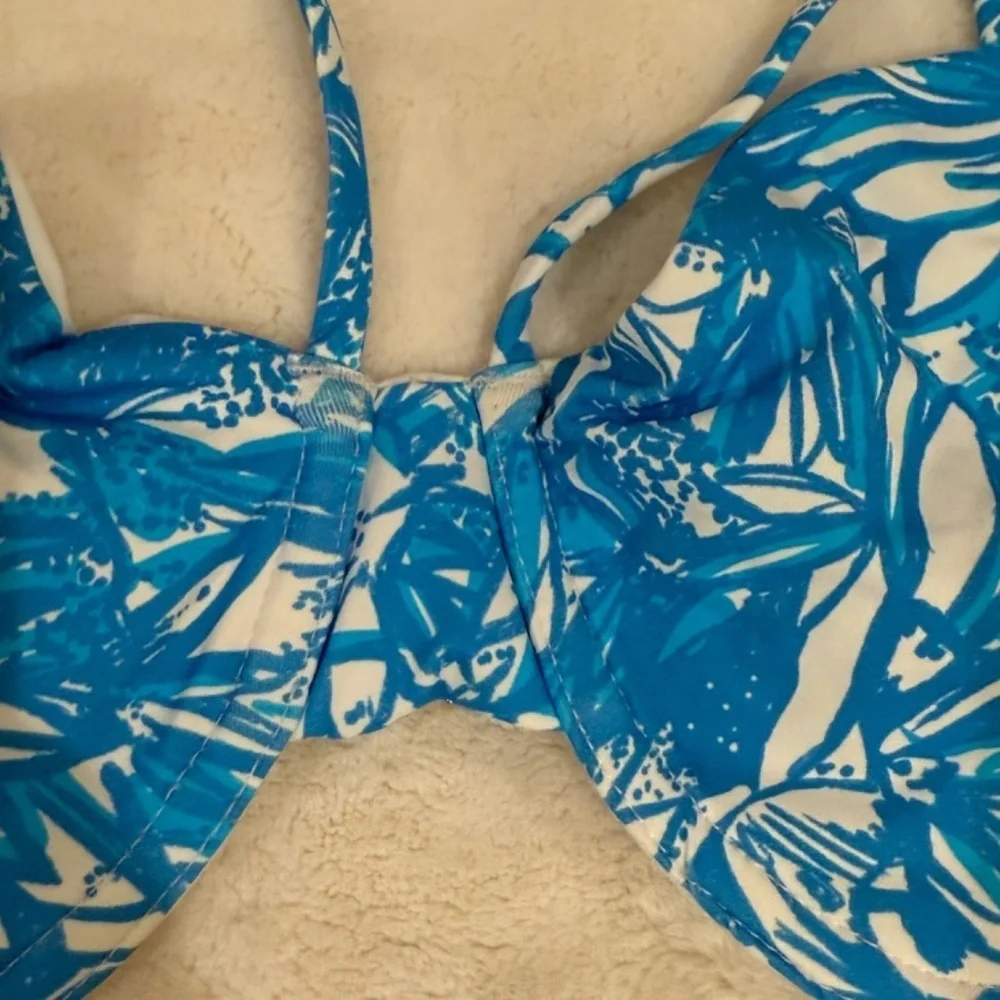 New! Frankie’s Bikinis Hazel Underwire Top in Iris Floral Blue 31546